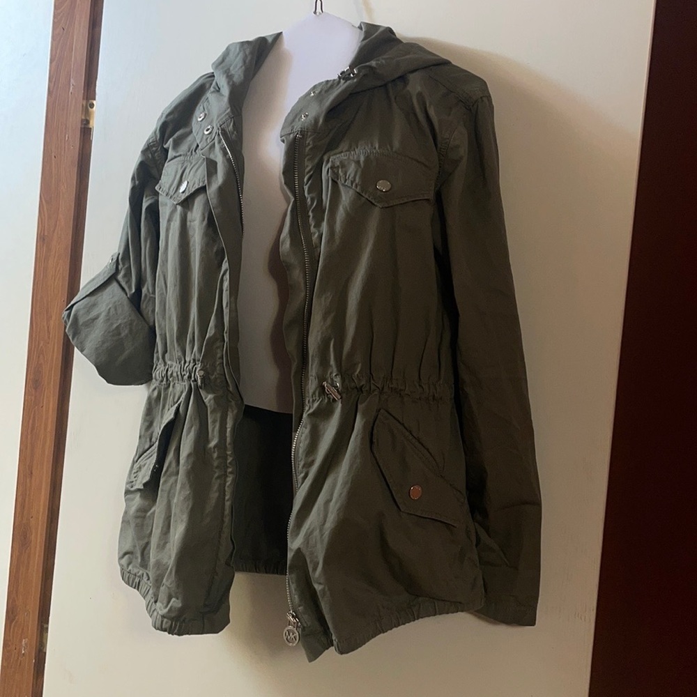 Michael Kors, XS women’s hooded coat, zips up. EUC Army green. Fits up to small